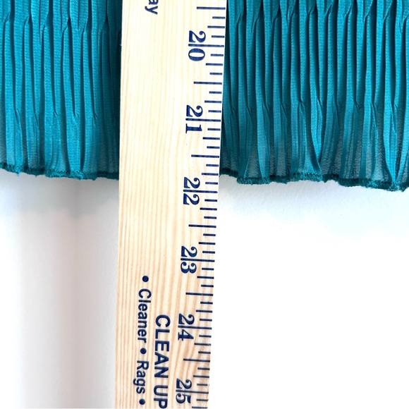 Urban Outfitters Textured Plisse Blouse Sz S NWT Green Light Split Hem 0161 - Picture 3 of 8